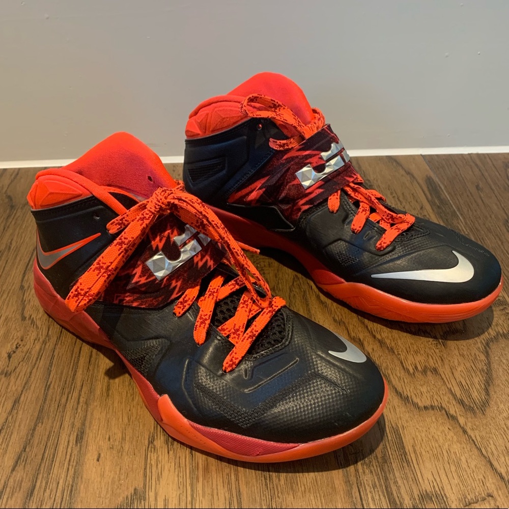 Nike Lebron solider boy men’s size 9